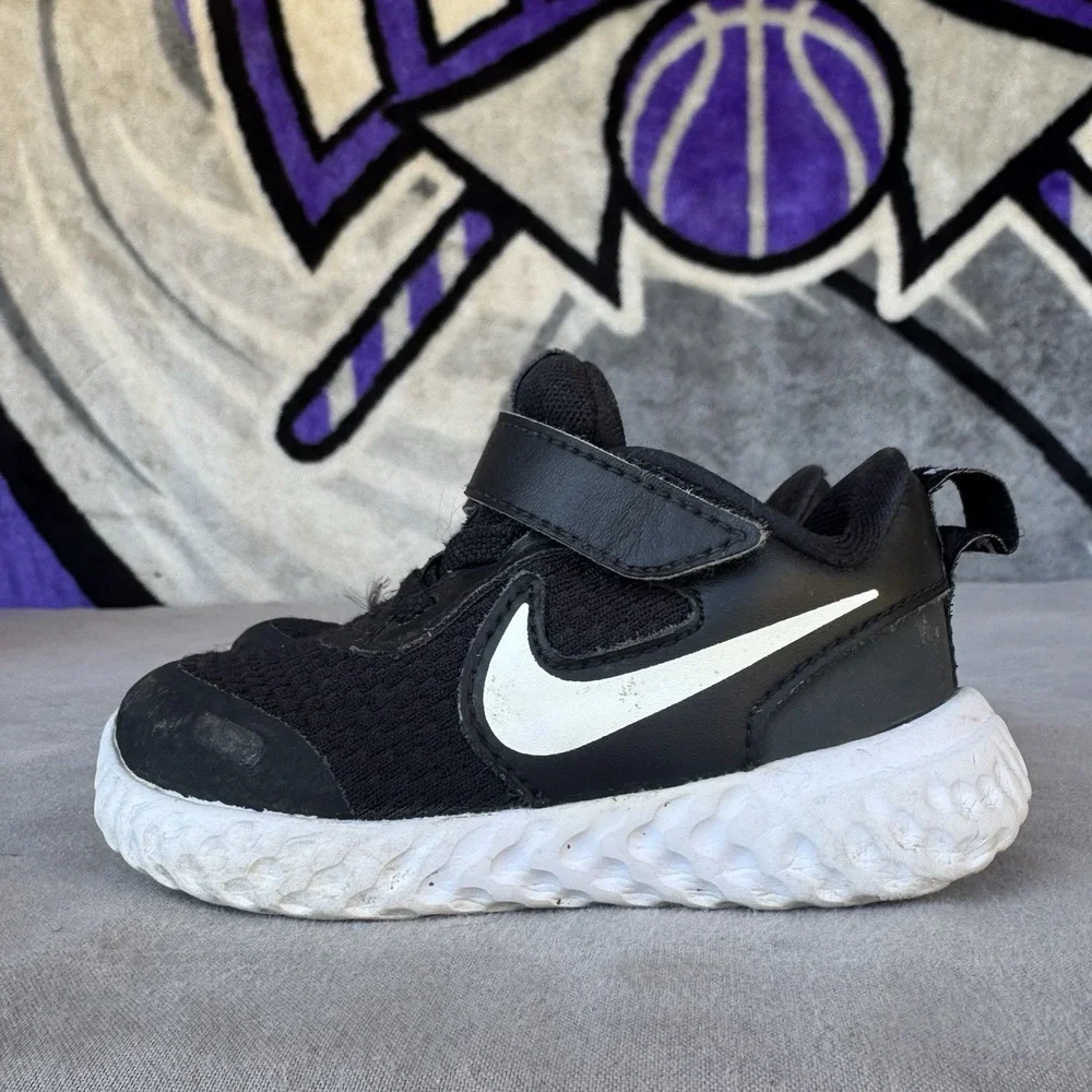 Size 5c - Nike Revolution Toddler Shoes Black/White BQ5673-003